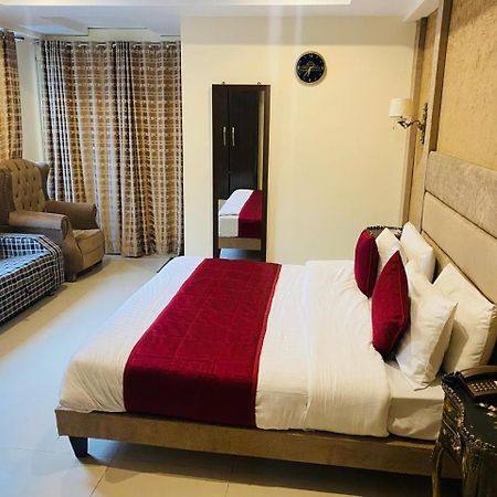 נאראן Manila Heights Hotel מראה חיצוני תמונה