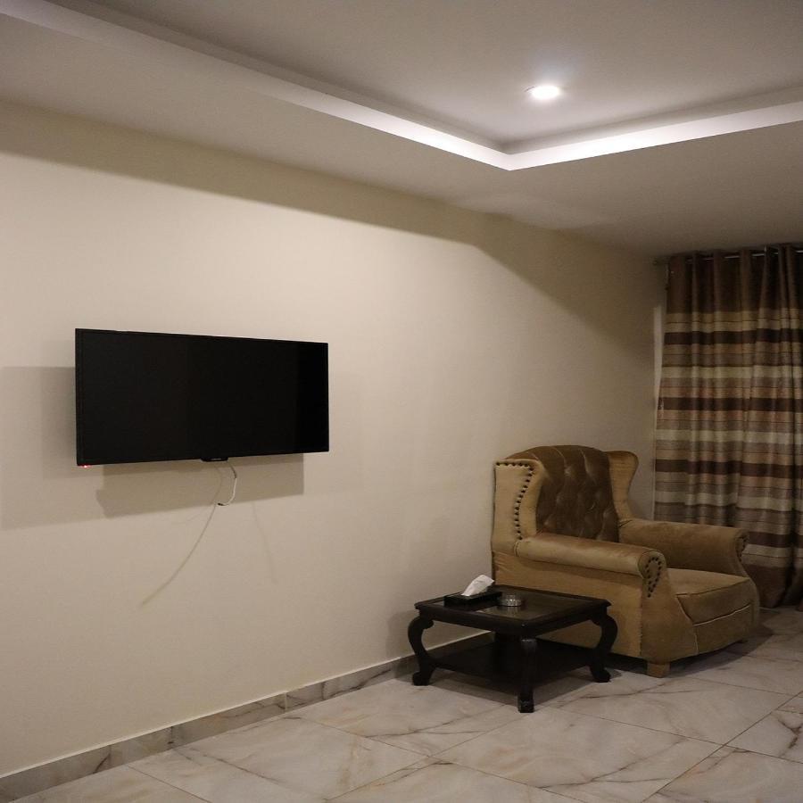 נאראן Manila Heights Hotel מראה חיצוני תמונה