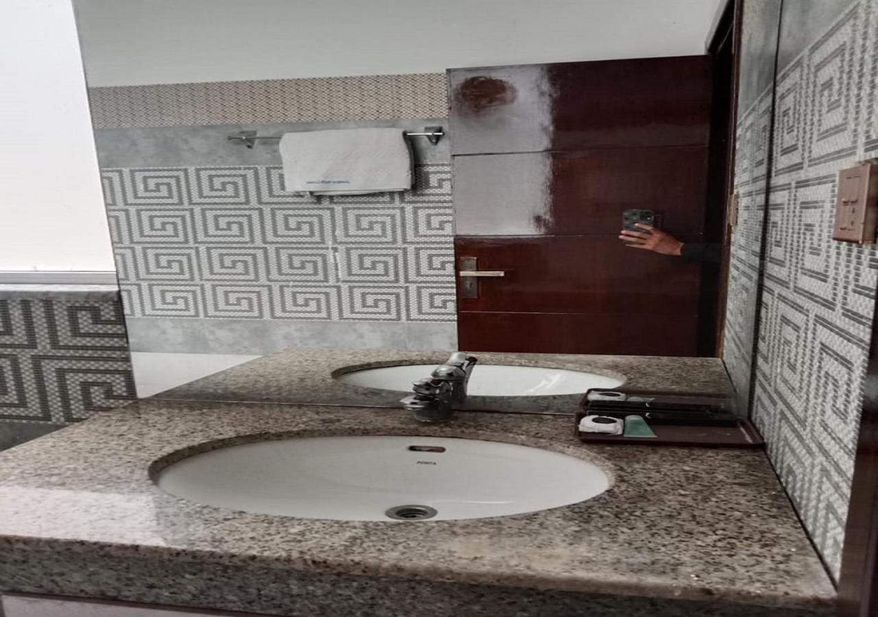 נאראן Manila Heights Hotel מראה חיצוני תמונה