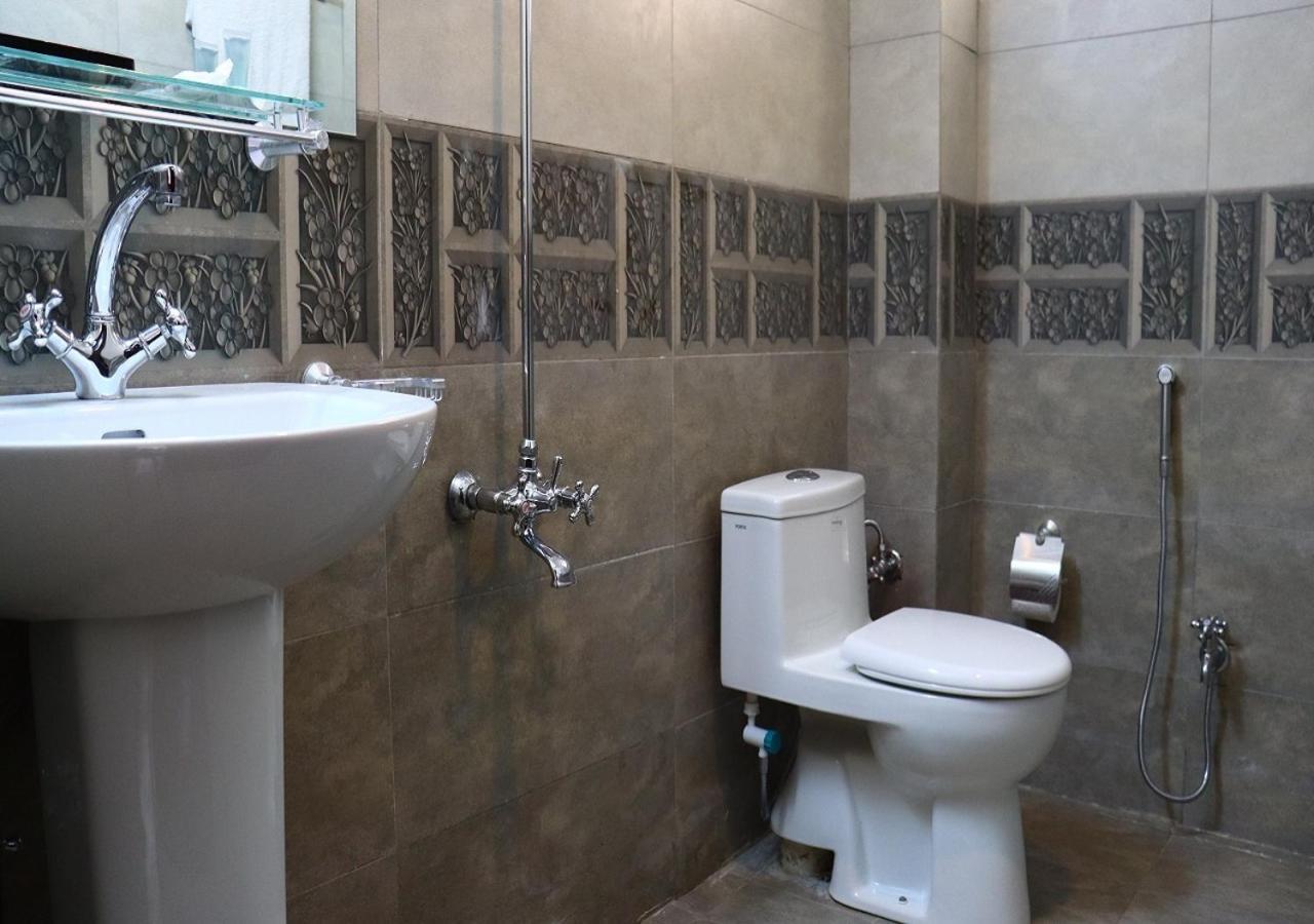 נאראן Manila Heights Hotel מראה חיצוני תמונה