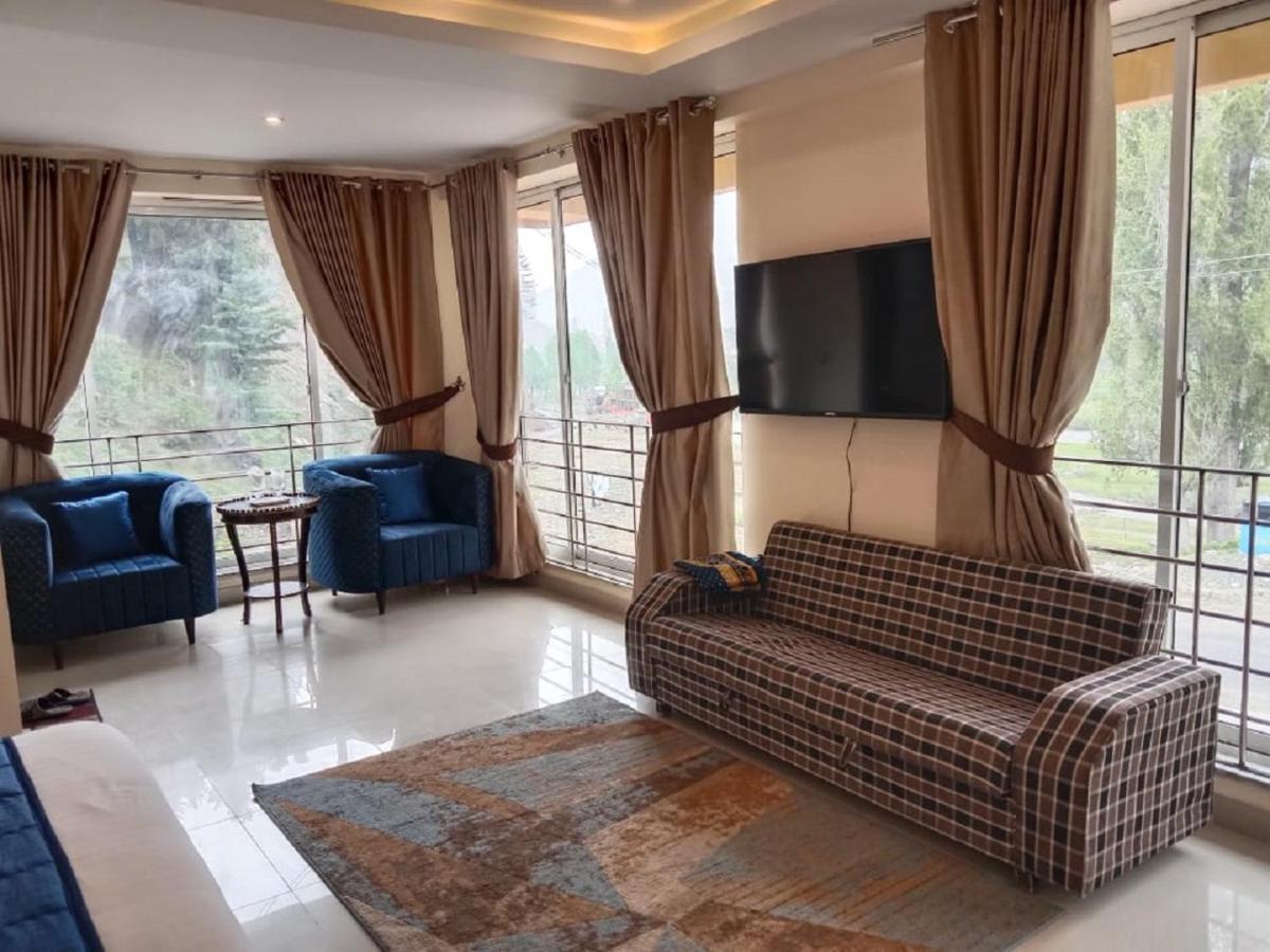 נאראן Manila Heights Hotel מראה חיצוני תמונה