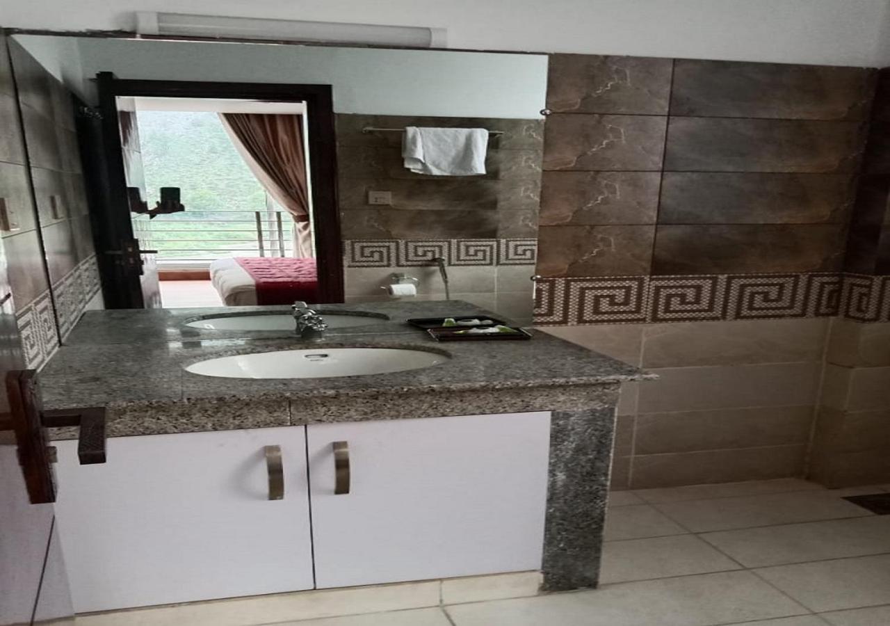 נאראן Manila Heights Hotel מראה חיצוני תמונה