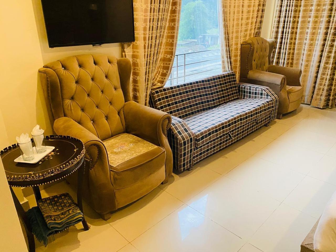 נאראן Manila Heights Hotel מראה חיצוני תמונה