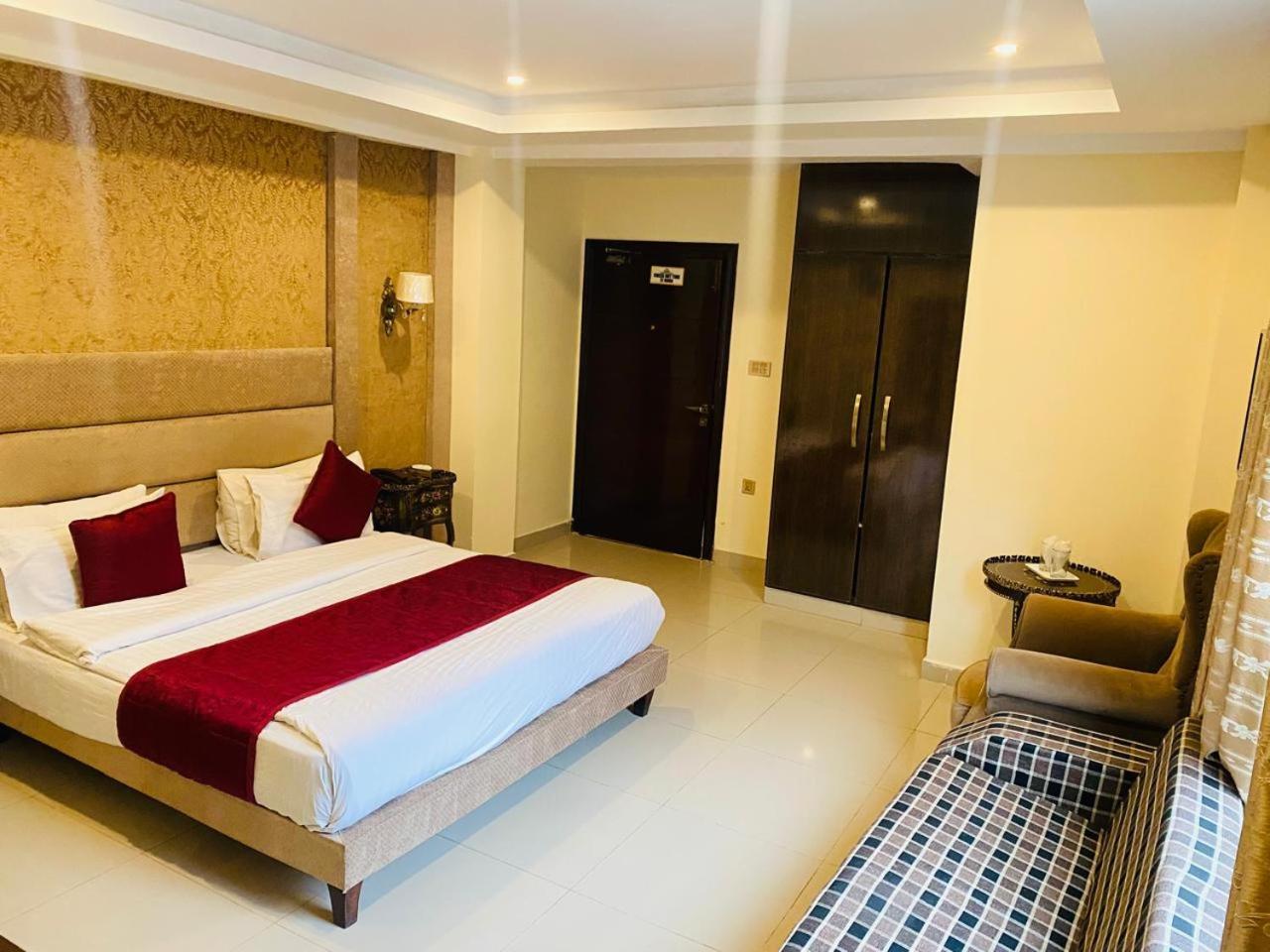 נאראן Manila Heights Hotel מראה חיצוני תמונה