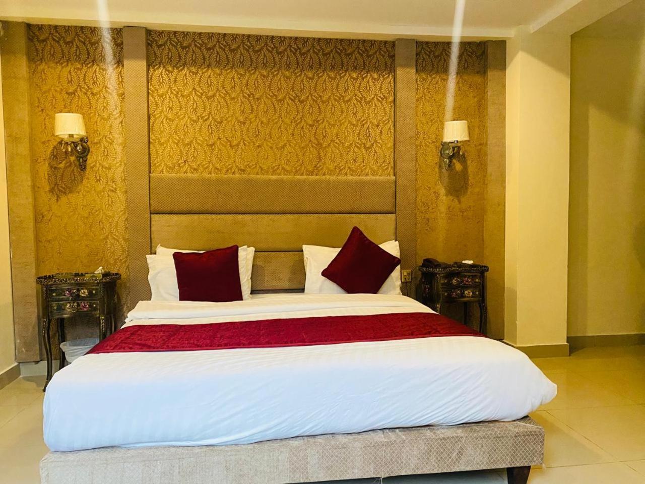 נאראן Manila Heights Hotel מראה חיצוני תמונה