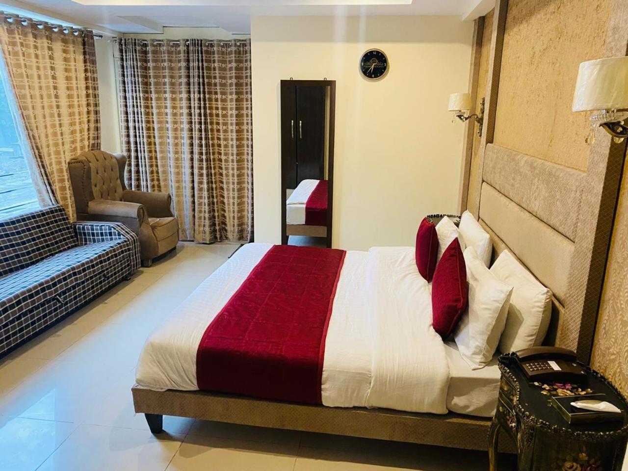 נאראן Manila Heights Hotel מראה חיצוני תמונה